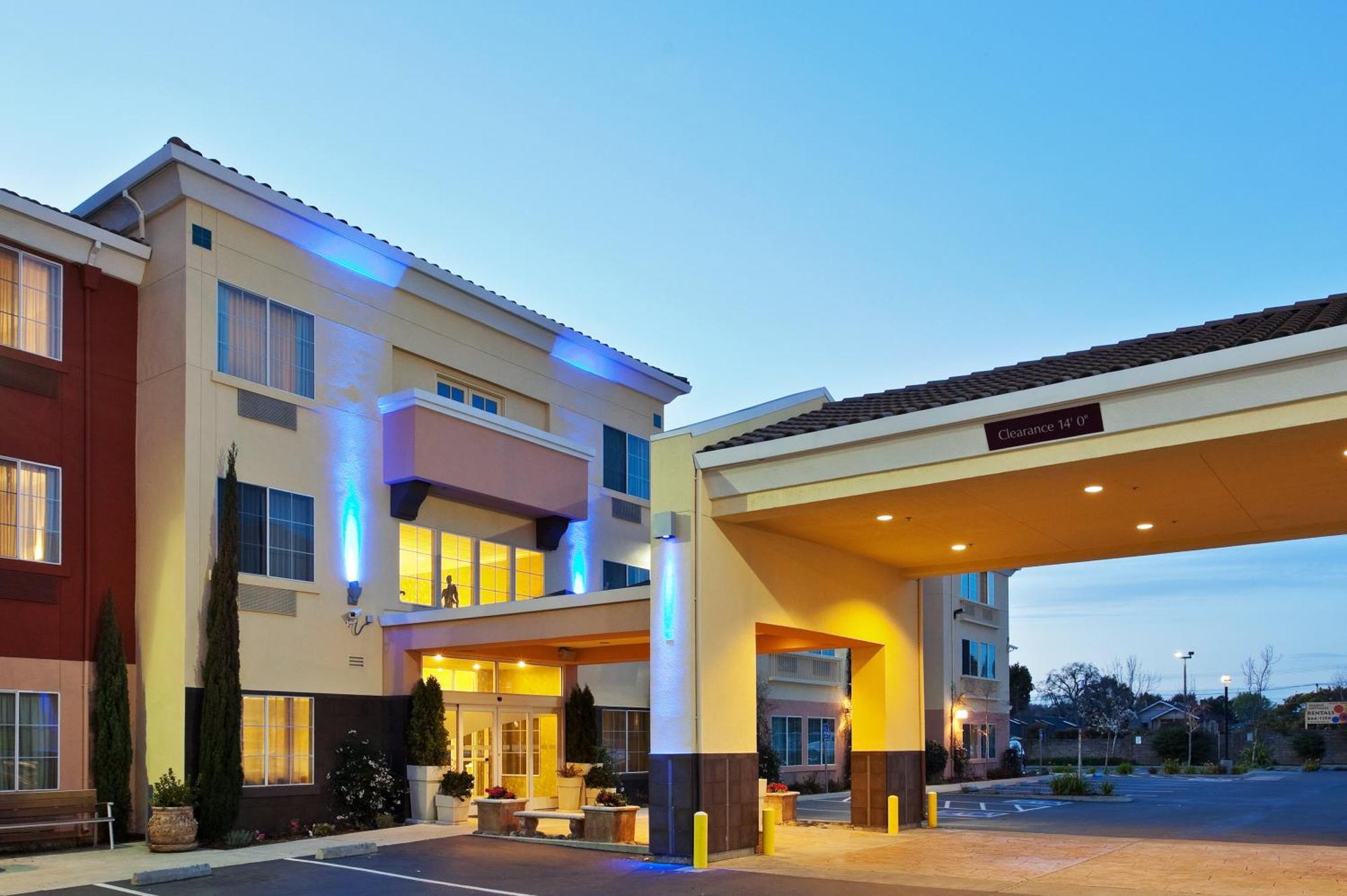 2 Budget Hotels Near Museum of Paleontology That Deliver