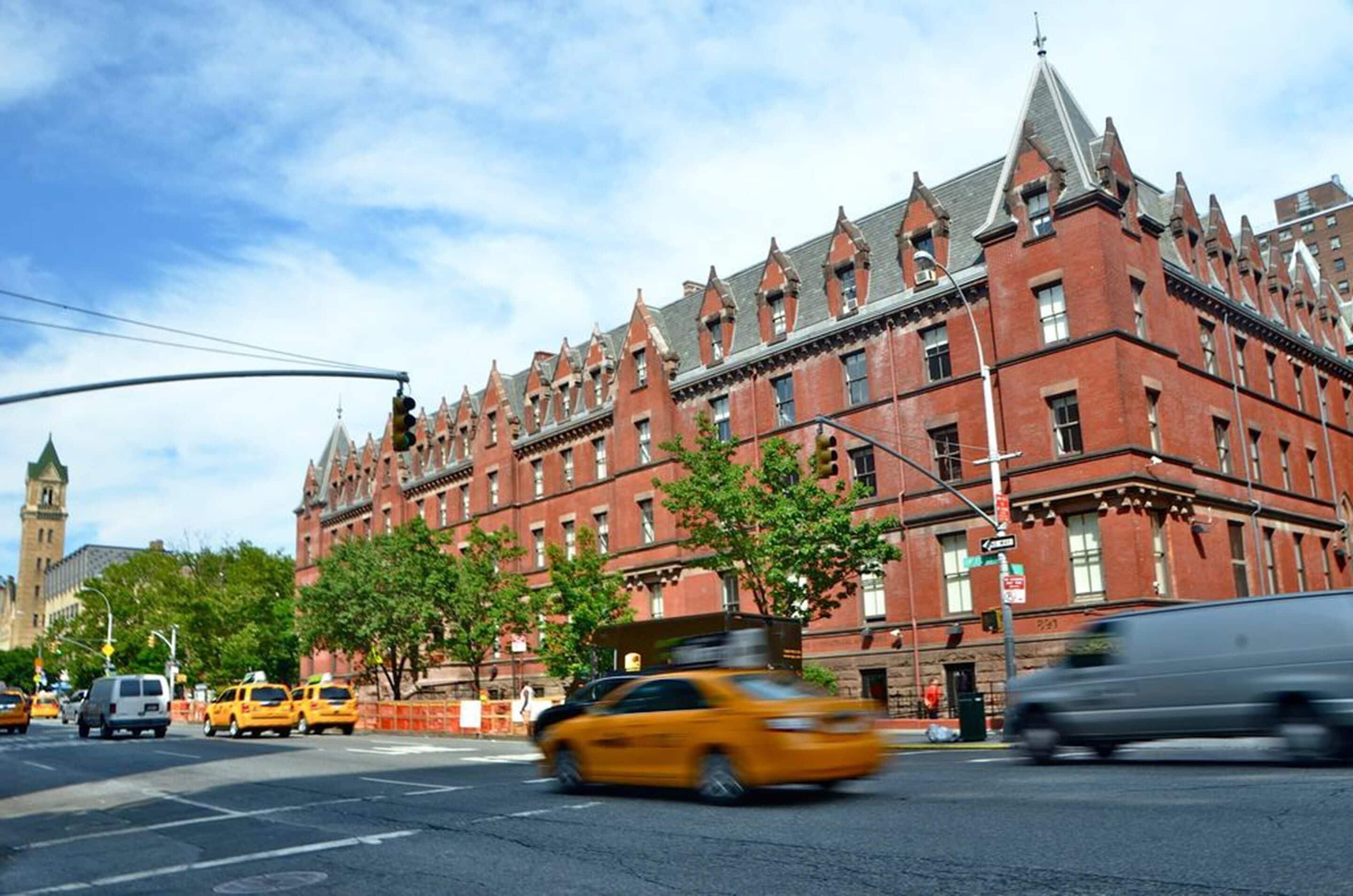 Where to Stay Near Saks Fifth Avenue: 4 Airport-Accessible Hotels