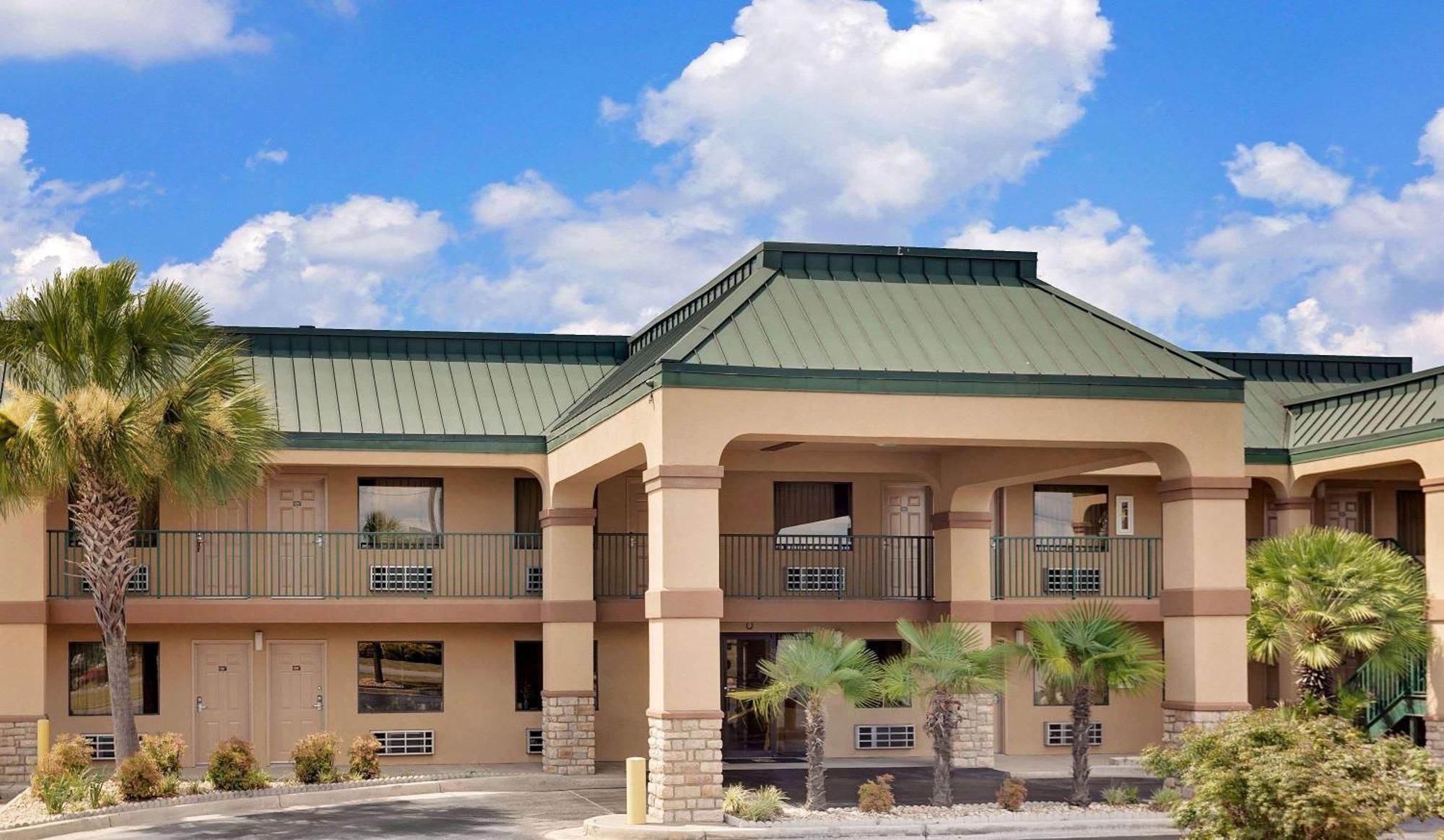Where to Stay Near Pocket Change: 5 Airport Hotels in Warner Robins