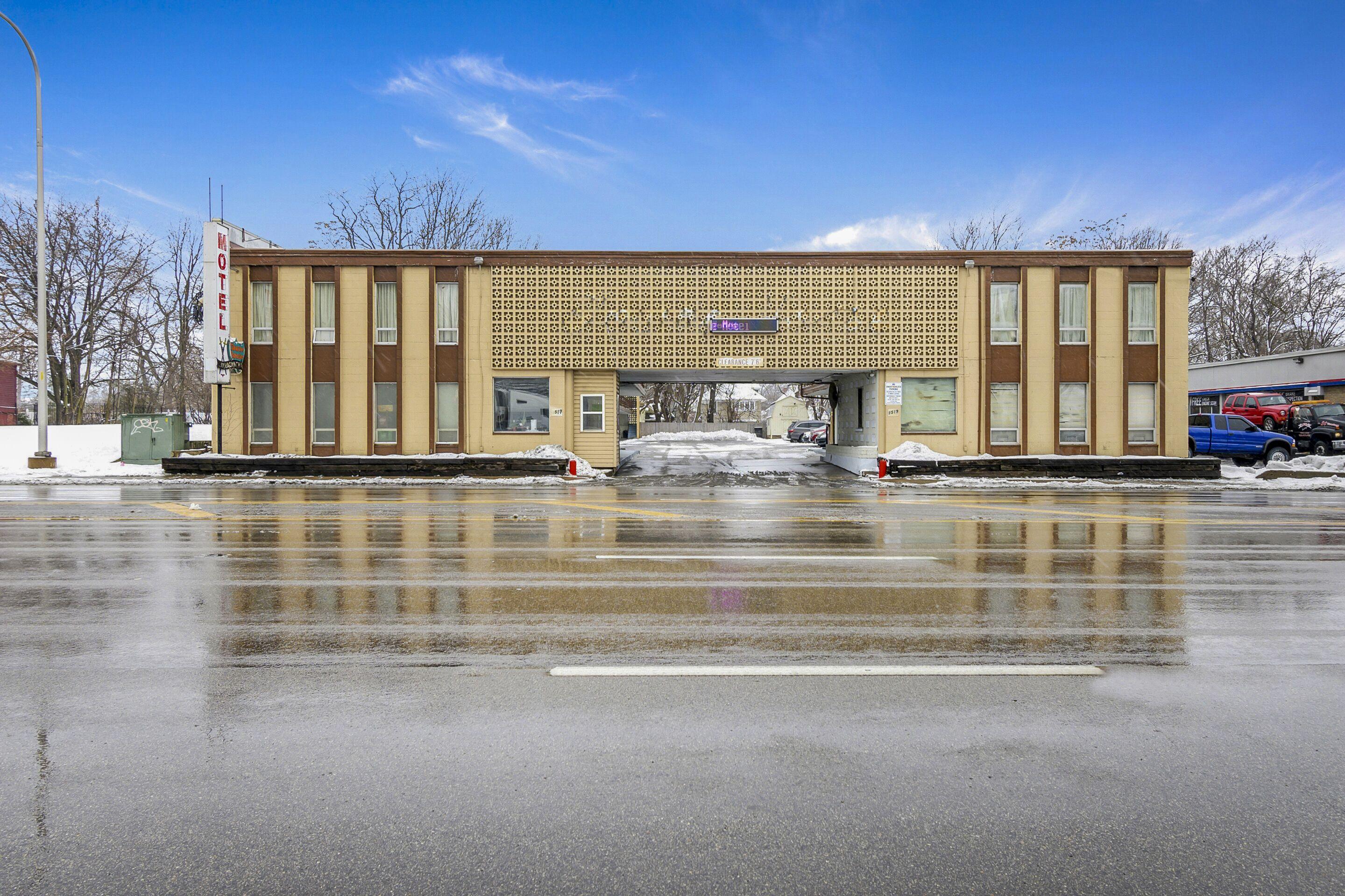 Where to Stay Near Lakeview Planetarium: 4 Airport Hotels