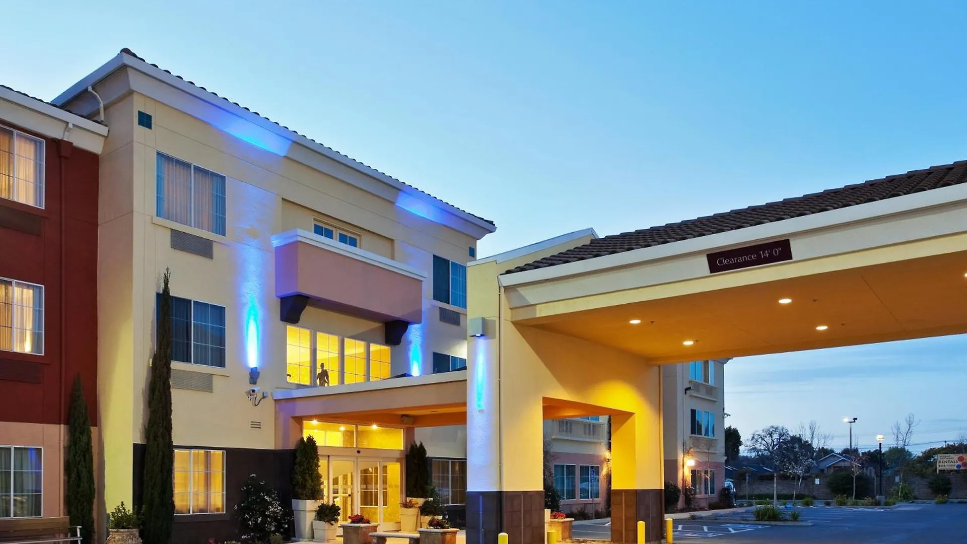 2 Budget Hotels Near Museum of Paleontology That Deliver