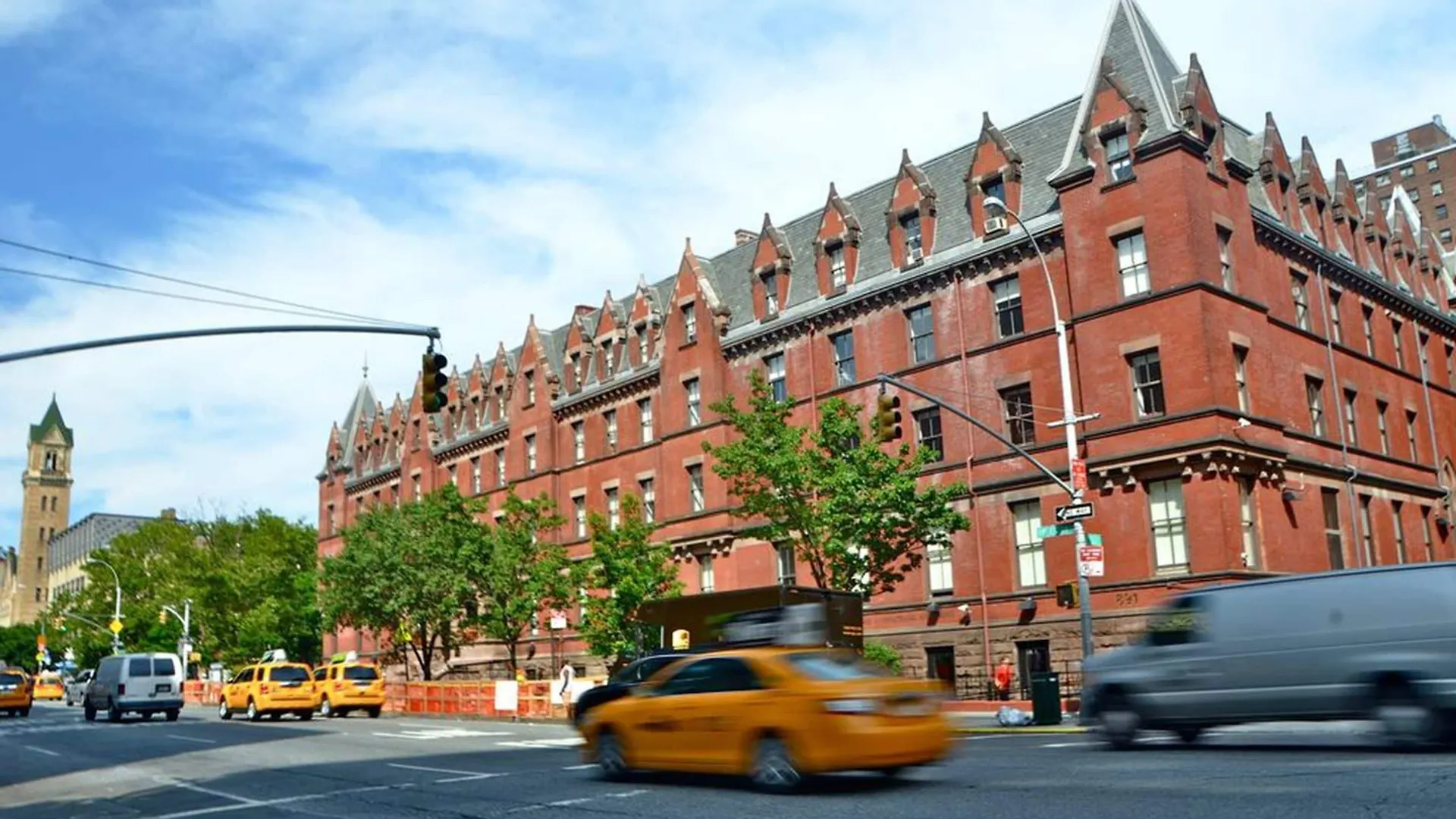 Where to Stay Near Saks Fifth Avenue: 4 Airport-Accessible Hotels