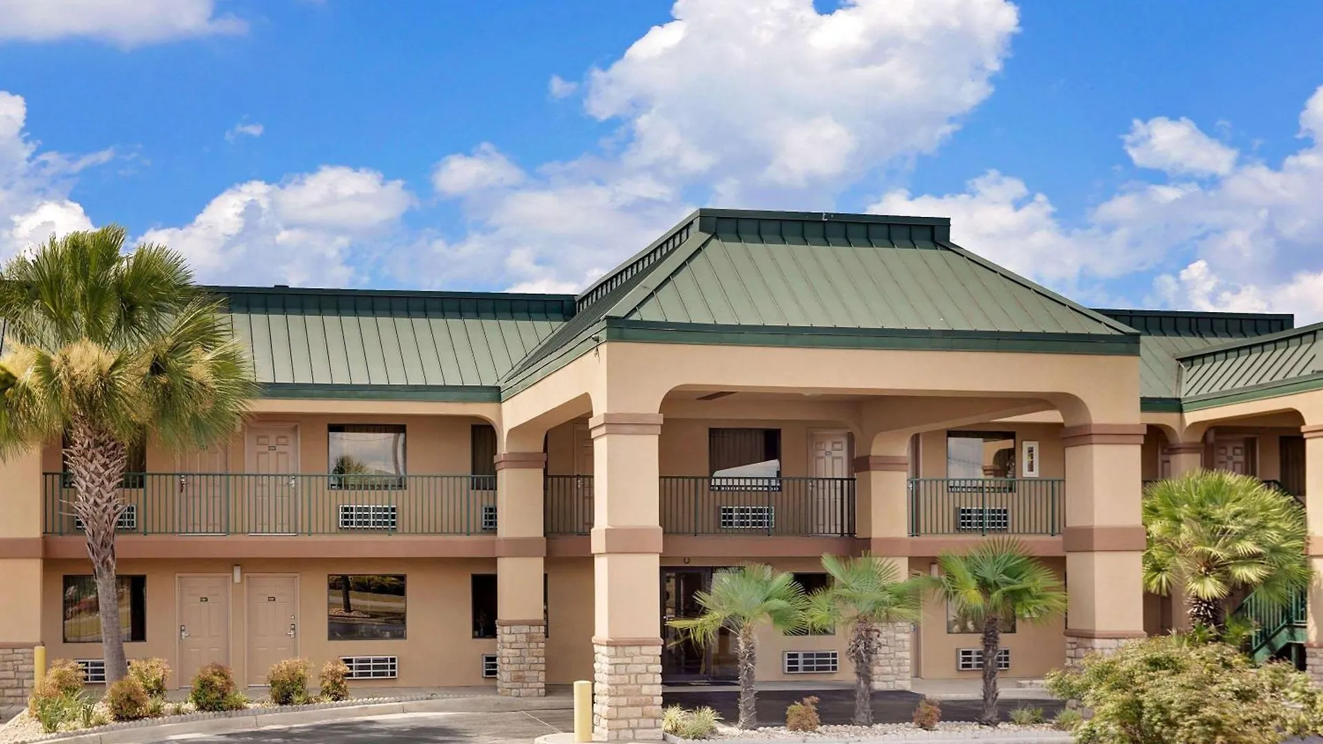Where to Stay Near Pocket Change: 5 Airport Hotels in Warner Robins