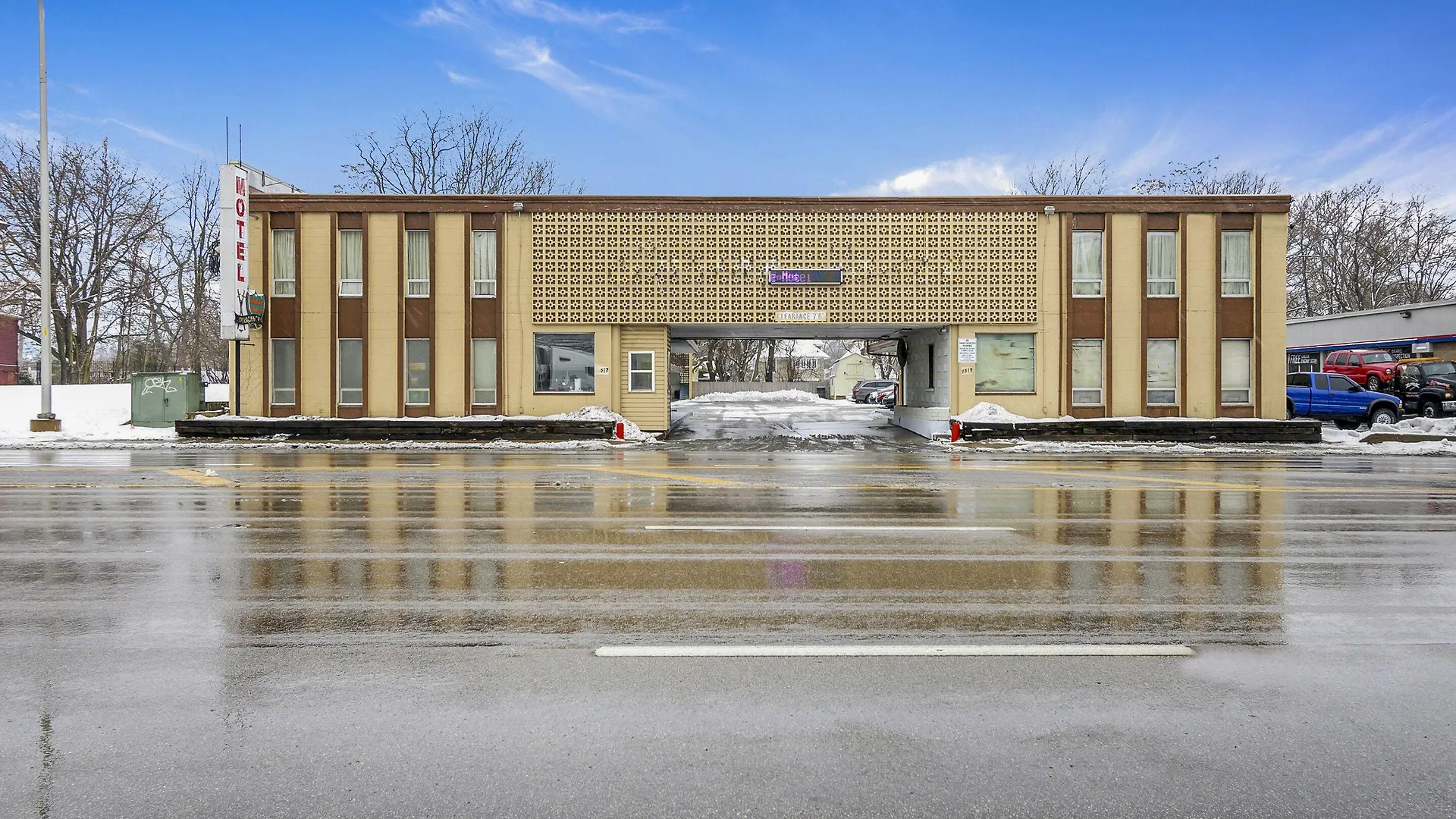 Where to Stay Near Lakeview Planetarium: 4 Airport Hotels