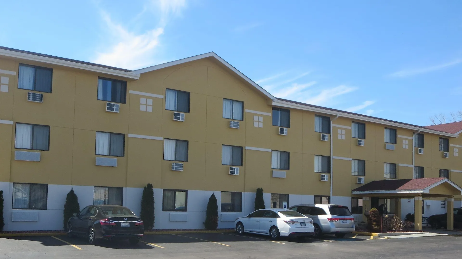 Staying Near Old School Forest Preserve: 7 Business Hotels Compared