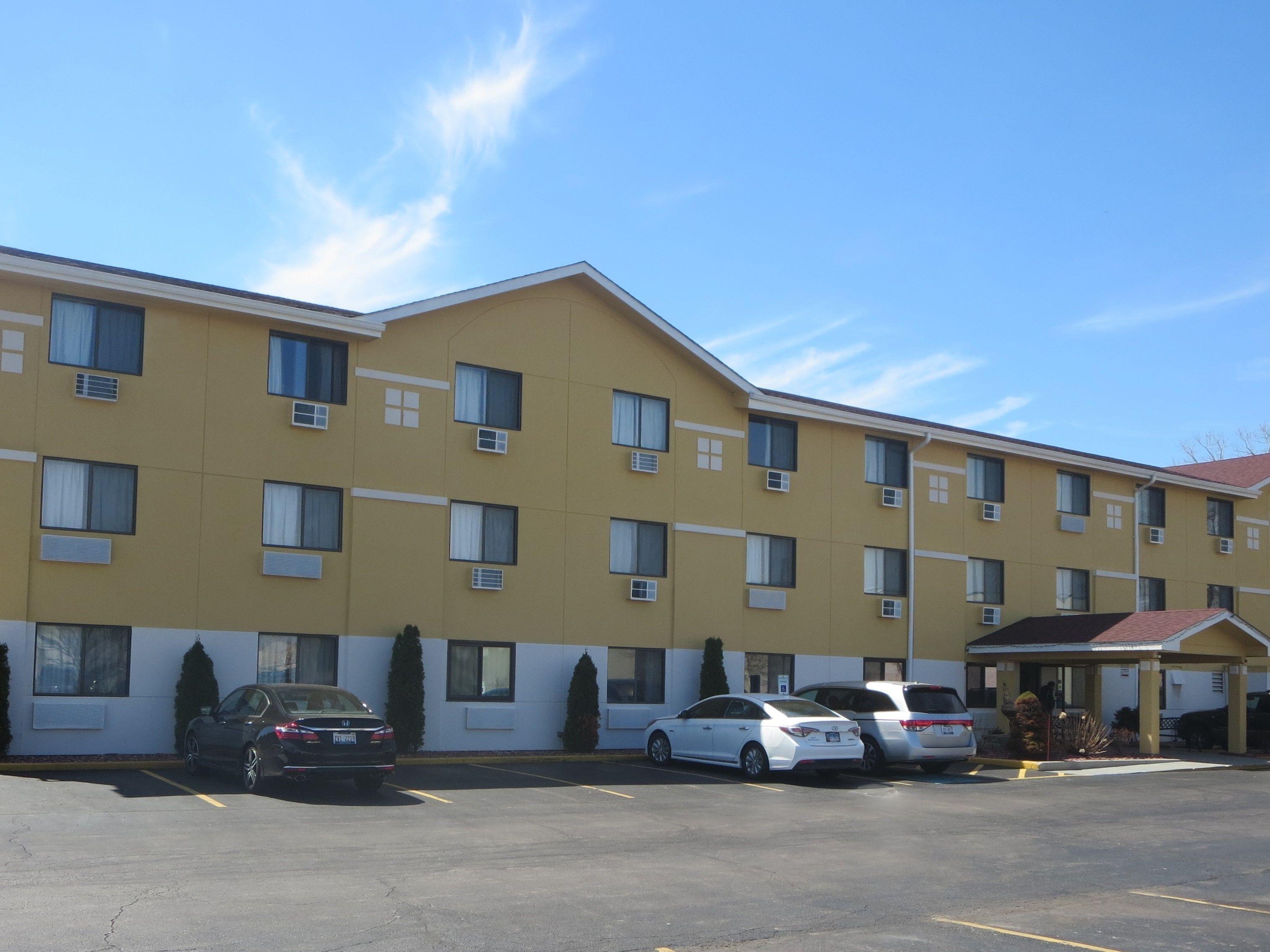 Staying Near Old School Forest Preserve: 7 Business Hotels Compared
